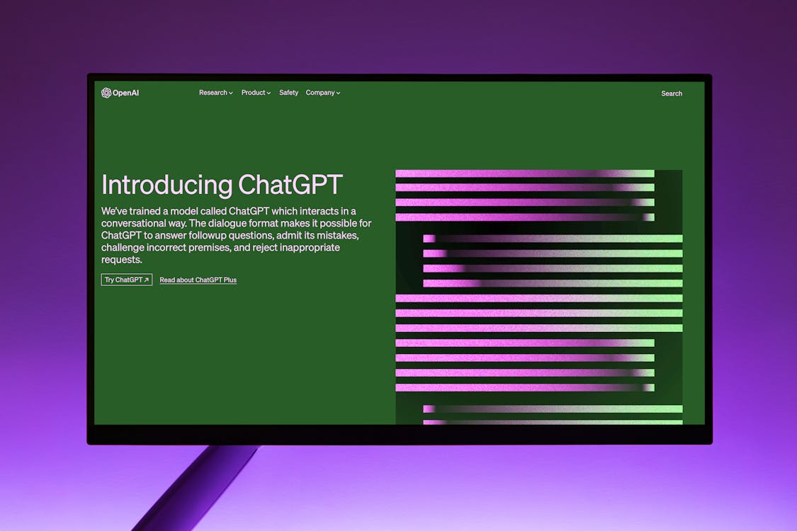 Free-photo-of-monitor-screen-showing-chatgpt-landing-page